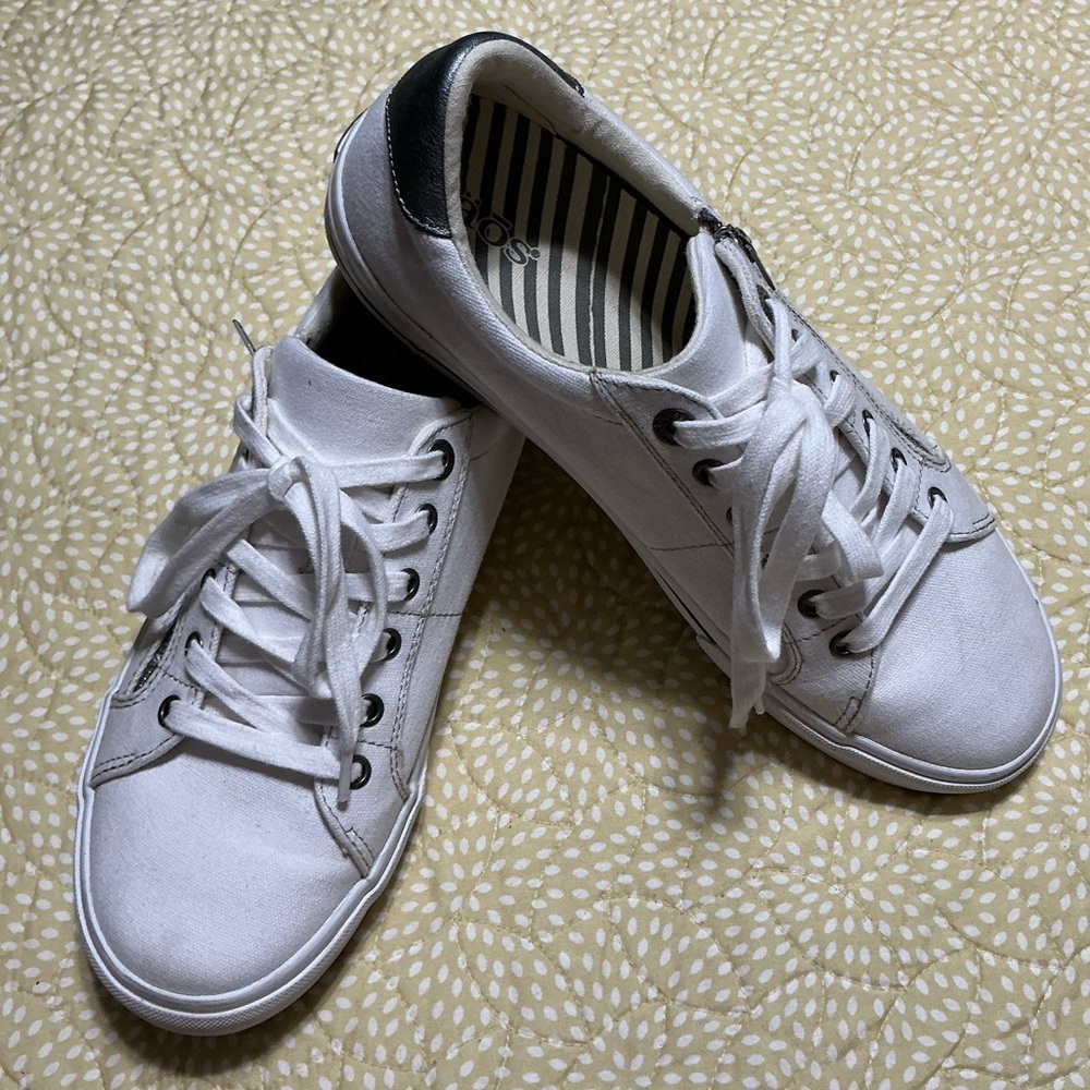 EUC Taos, Z-Soul Sneaker White Canvas Size 11